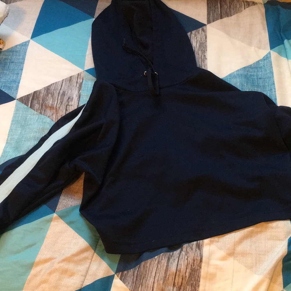 Cropped hoodie with split sleeves